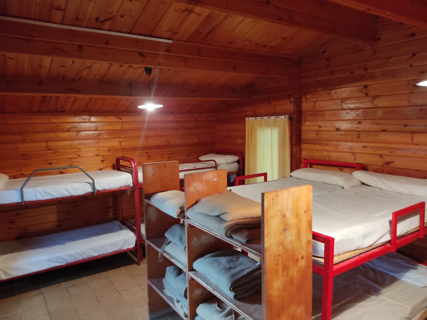 Cabaña de madera (capacidad 12 personas)